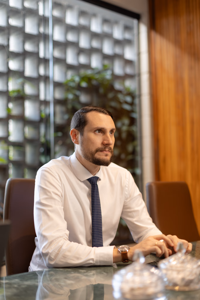 O advogado Carlos Milani, fundador da BBM Advocacia, em ambiente corporativo no escritório.