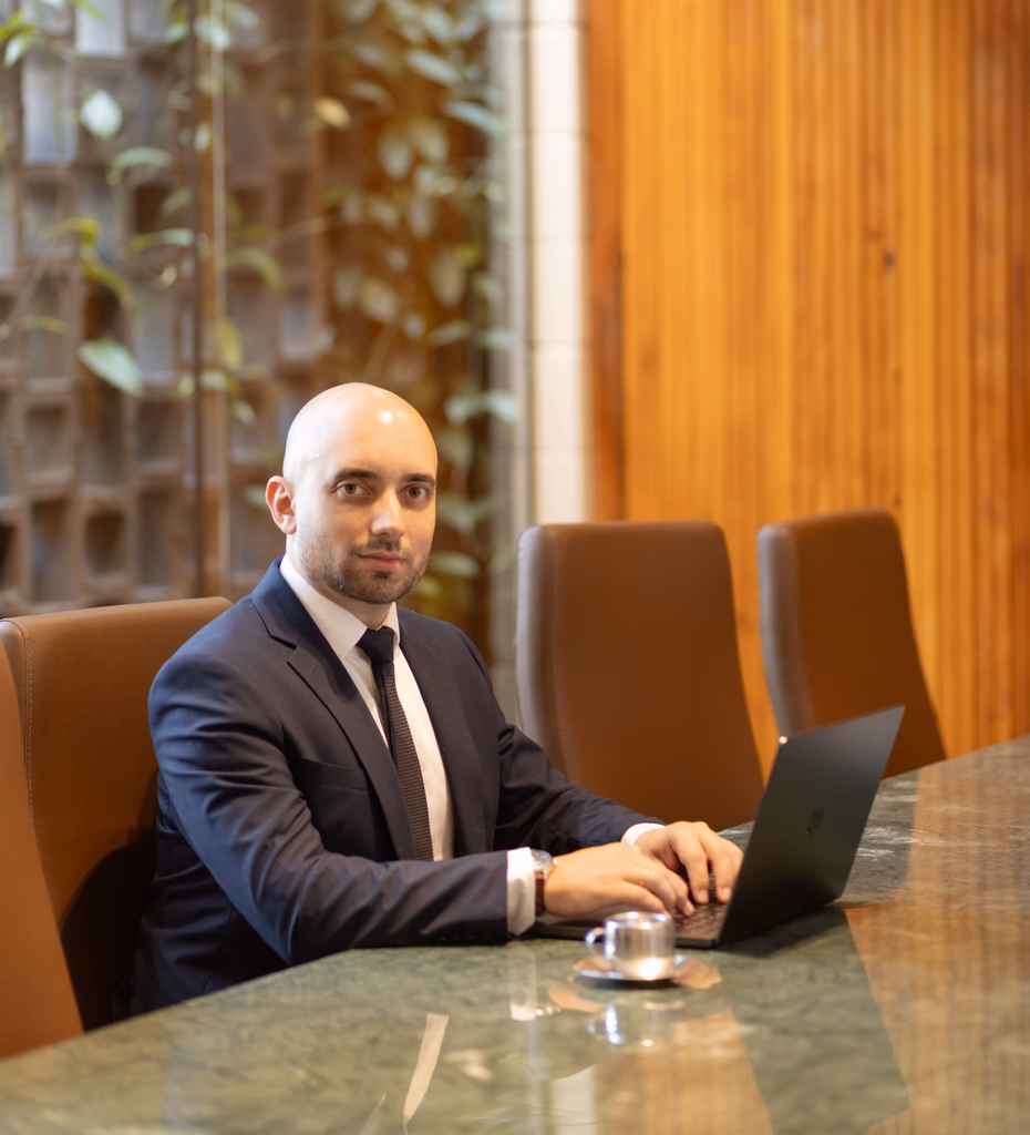 O advogado Giovani Beirigo, fundador da BBM Advocacia, em ambiente corporativo.