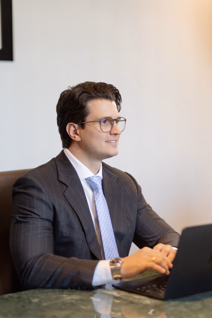 O advogado Caio Baum, fundador da BBM Advocacia, em ambiente corporativo no escritório.