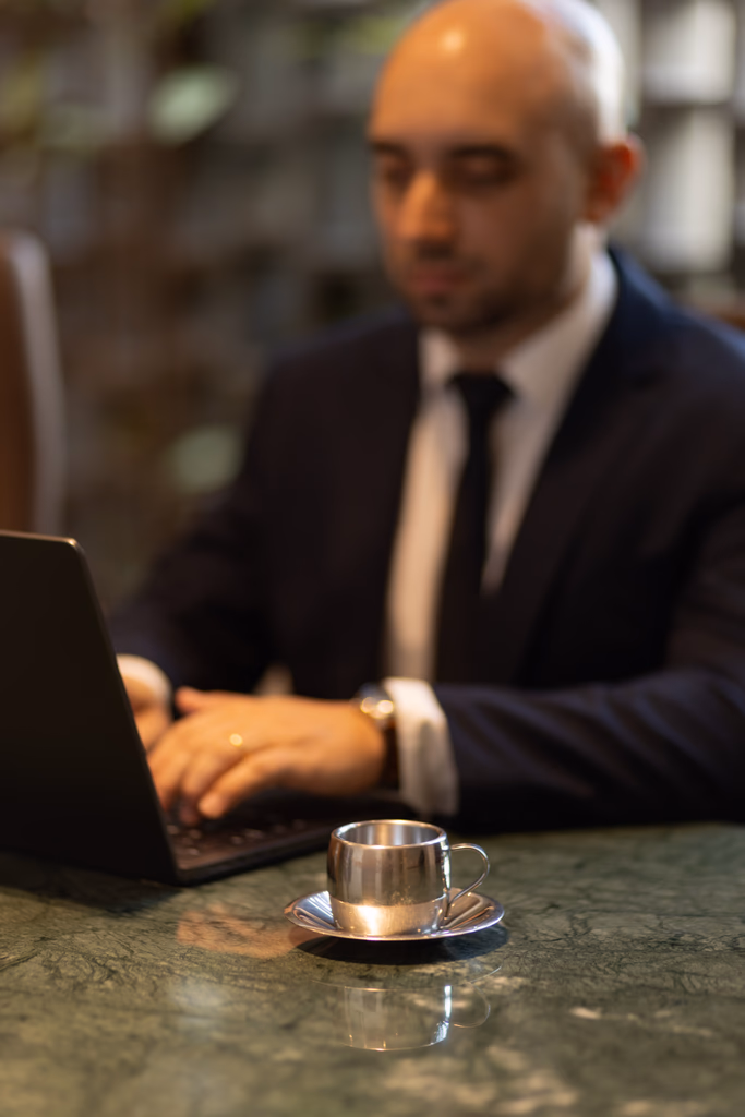 O advogado Giovani Beirigo, fundador da BBM Advocacia, trabalhando em um notebook.