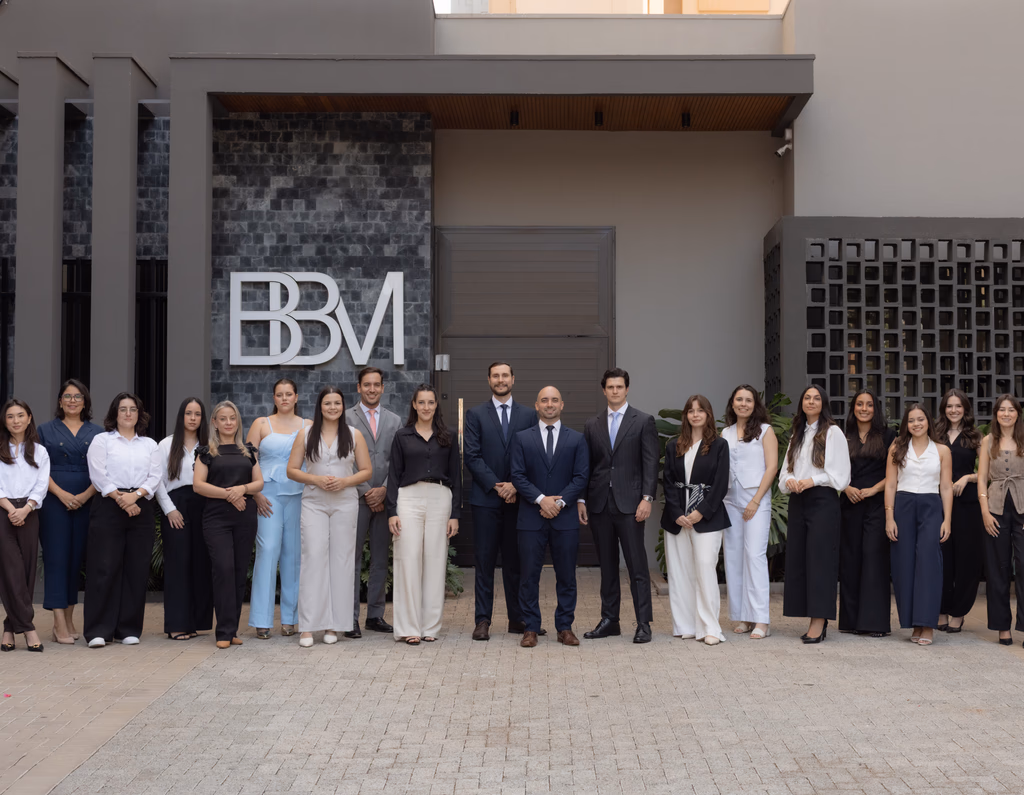 Equipe da BBM Advocacia reunida em frente ao escritório em ambiente corporativo.