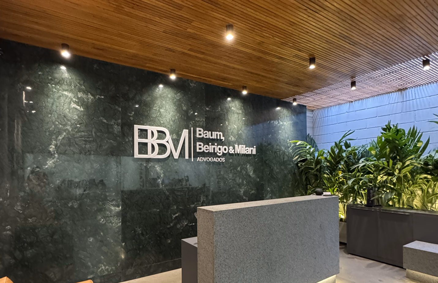 Recepção do escritório BBM Advocacia com identidade visual corporativa e ambiente profissional contemporâneo.