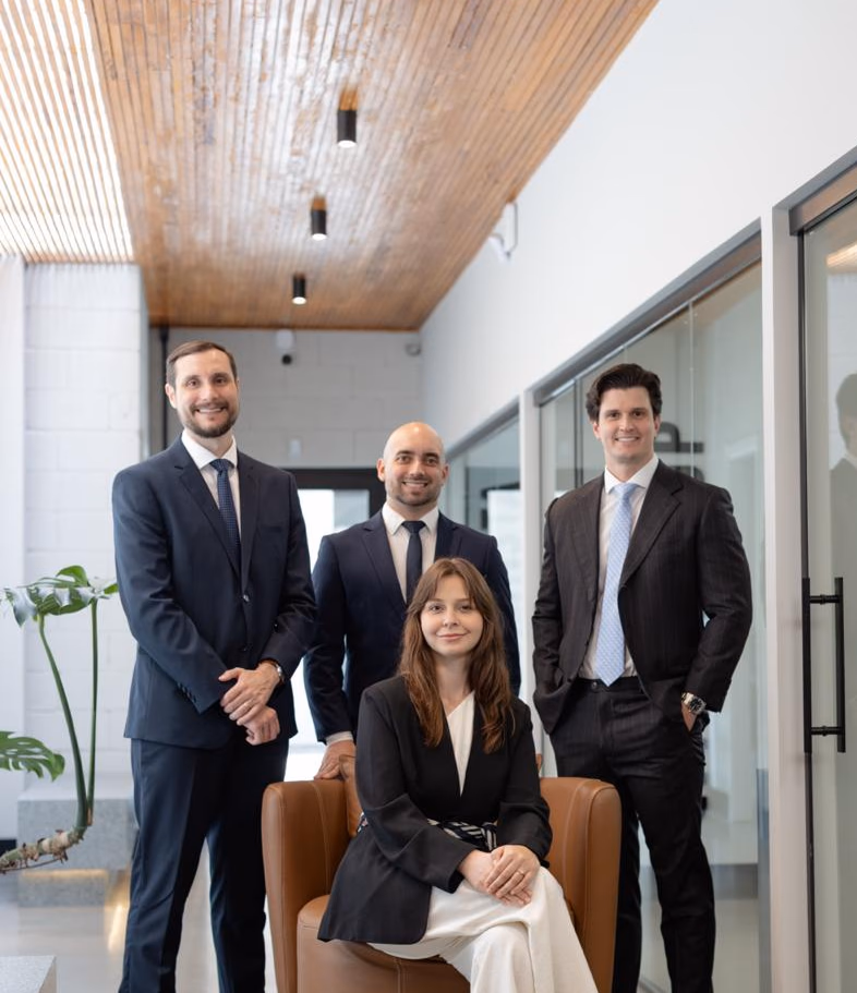 Equipe da BBM Advocacia reunida no escritório em ambiente corporativo e profissional.